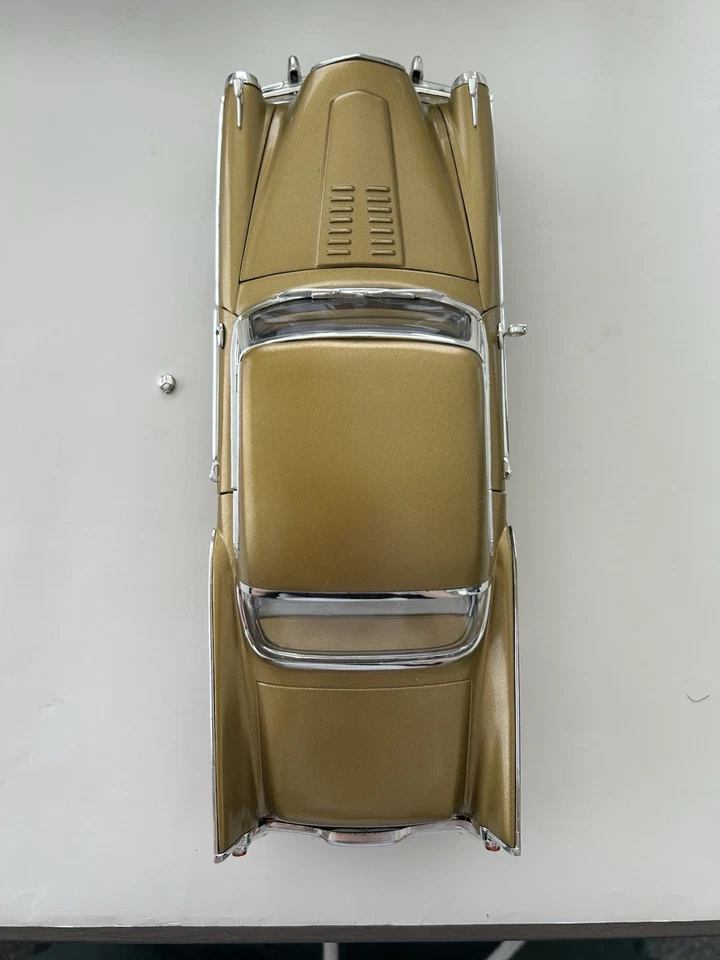 Sedã Danbury Mint 1957 Studebaker Golden Hawk dourado e branco 1:18 (ver desc.) - Imagem 2 de 4