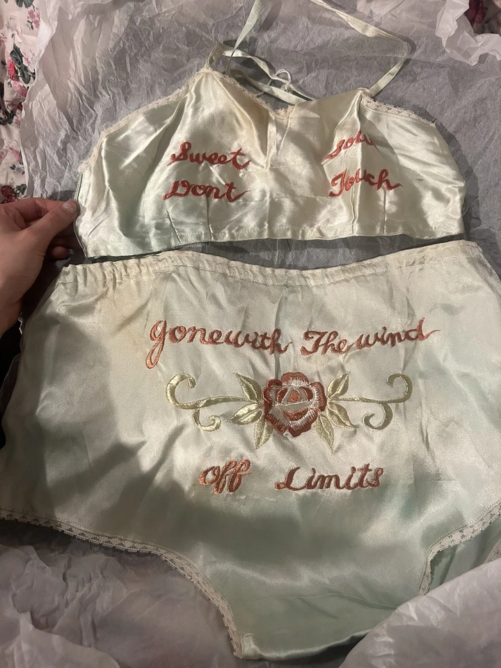 Винтажный сувенирный вышитый комплект белья 1940-х годов Второй мировой войны Sweet Sour Off Limits бирюзовый - Изображение 2 из 4