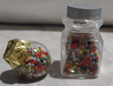 Miniatures vintage maison de poupée 2 pots bonbons en verre colorés minuscule bonbonnerie diorama