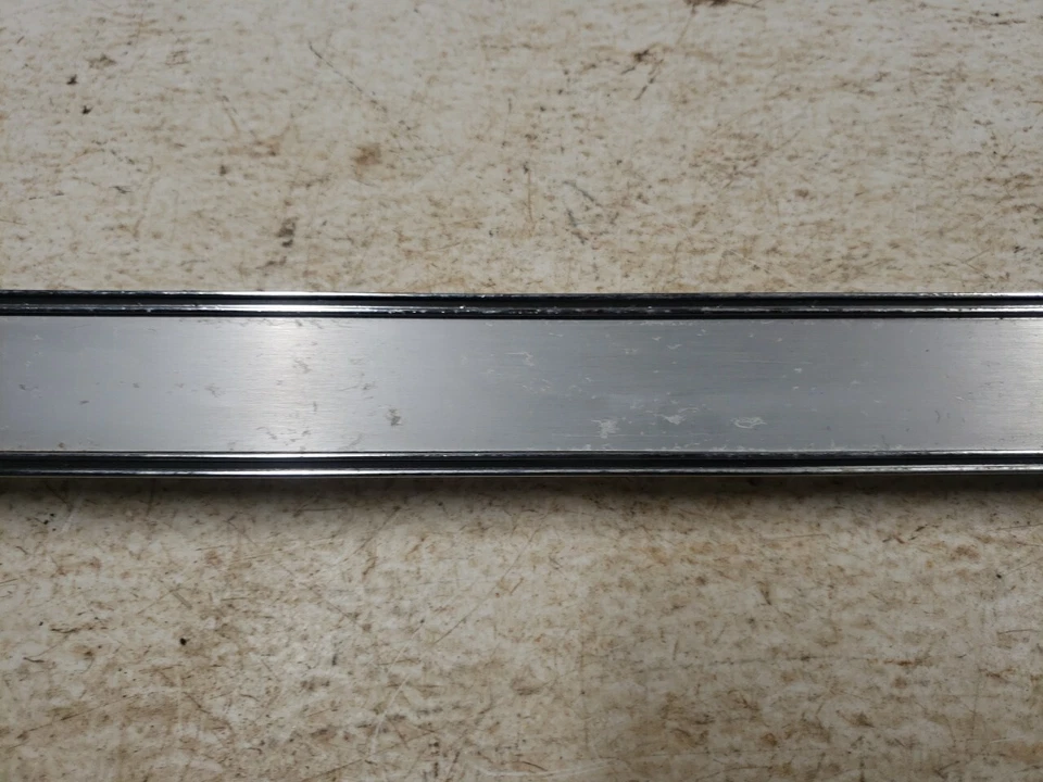 Chevrolet Impala 1968 original tablero inserción guantera emblema 3920350 Foto 3 de 4