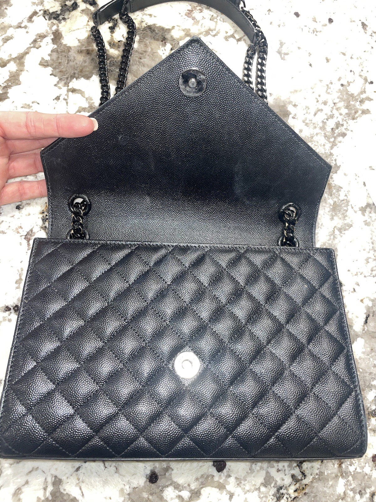 Busta Saint Laurent media in pelle goffrata grain de poudre trapuntata YSL