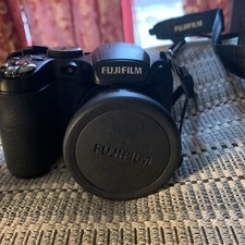 Fuiji Fuifilm S1800 18x Optical Zoom 12 mp Digital camera Bag Bundle