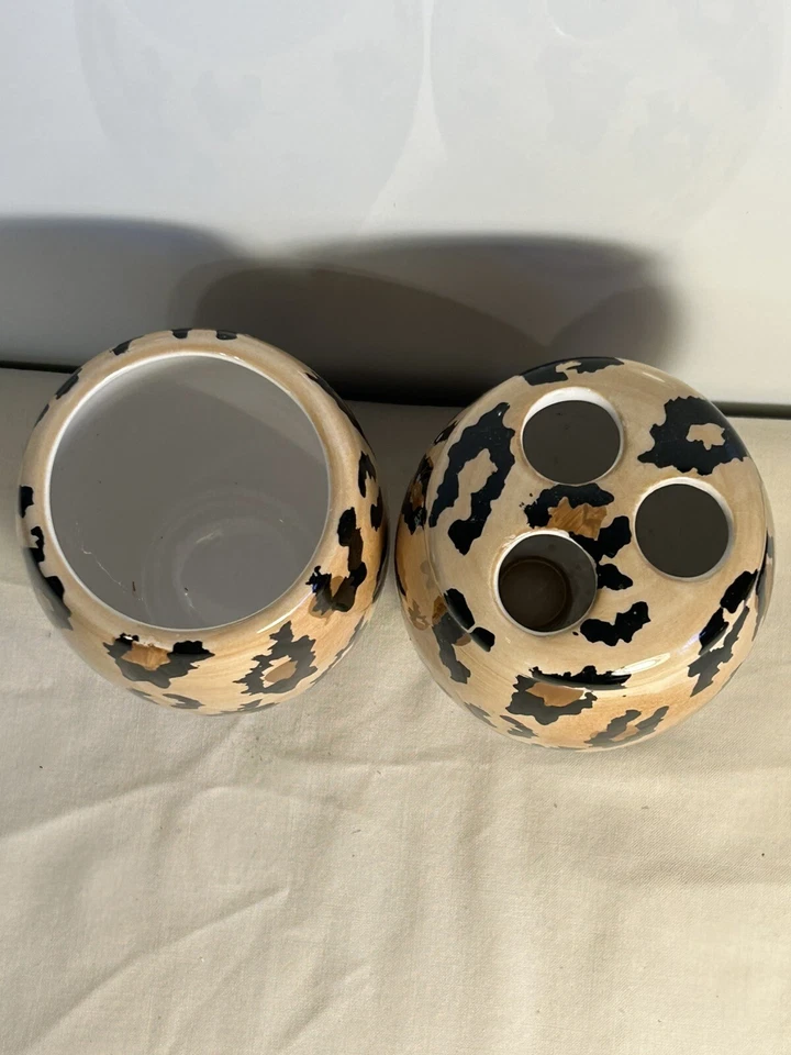 Soporte y vaso para cepillo de dientes de baño de porcelana marrón con manchas de leopardo Springmaid H4 Foto 3 de 4