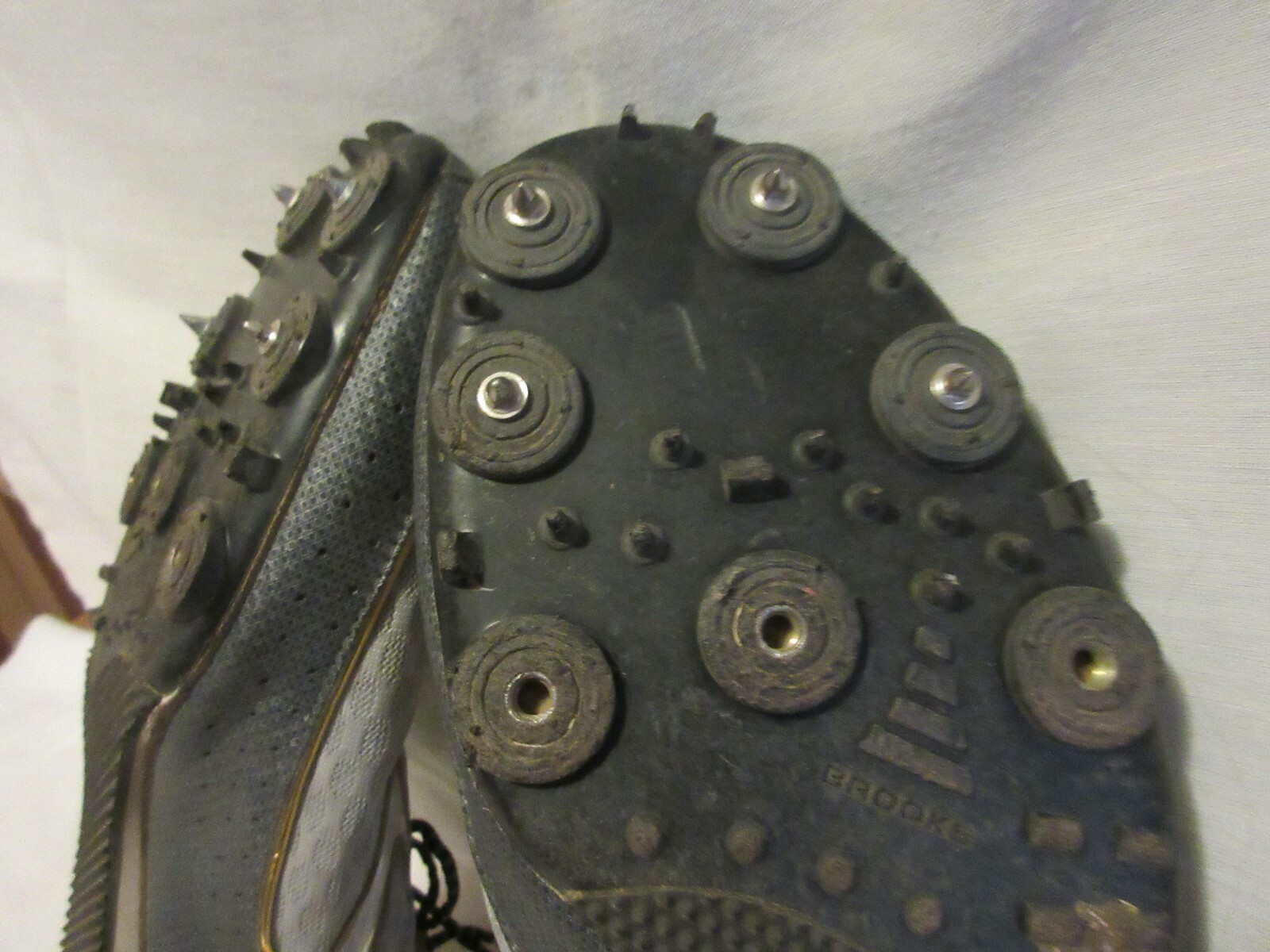 brooks middle distance spikes