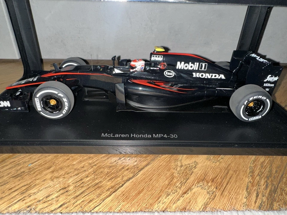 Modellino McLaren Honda MP4-30 F1 Jenson Button 2015 – AutoArt 1:18 - Immagine 3 di 4