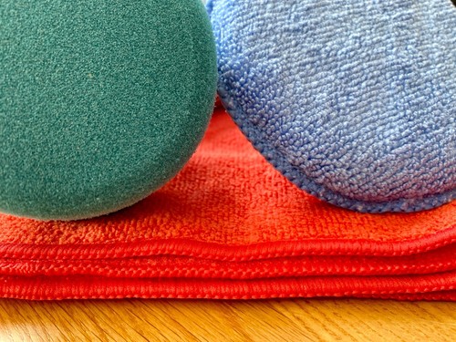 8 PIECE CAR VALETING KIT 1X PLUSH MICROFIBRE 5X APPLICATOR PADS 2X TYRE SPONGES - Picture 7 of 7