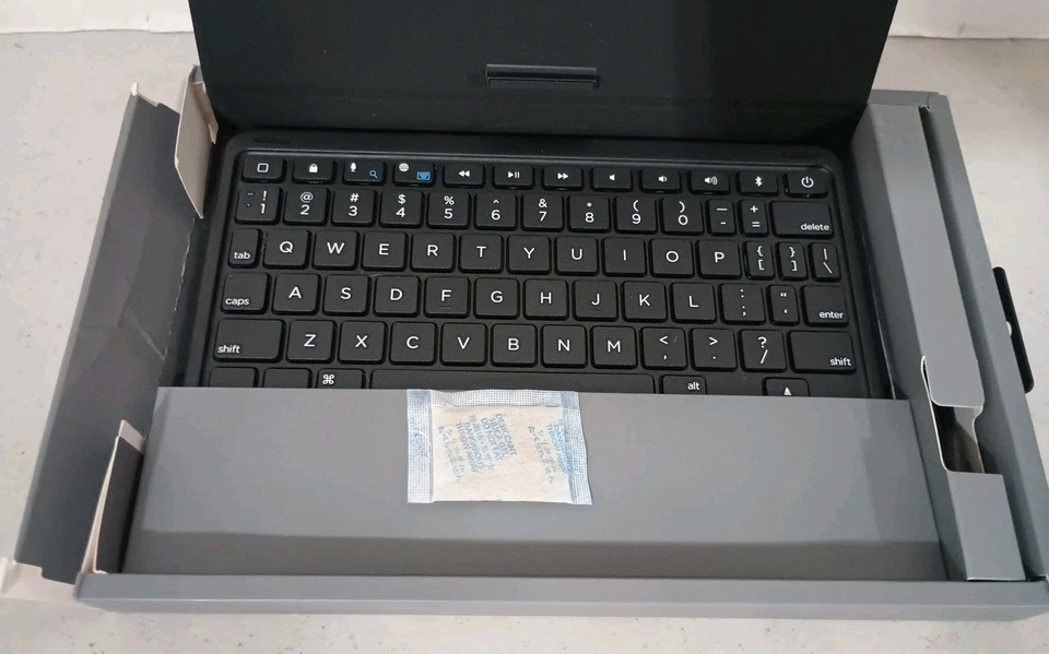 ZAGG Messenger Case with Keyboard for iPad mini 4 (Open Box) - Image 4 of 4