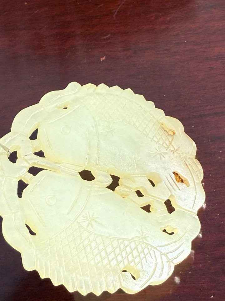 Antiguo colgante chino de jade tallado doble pez Foto 2 de 4