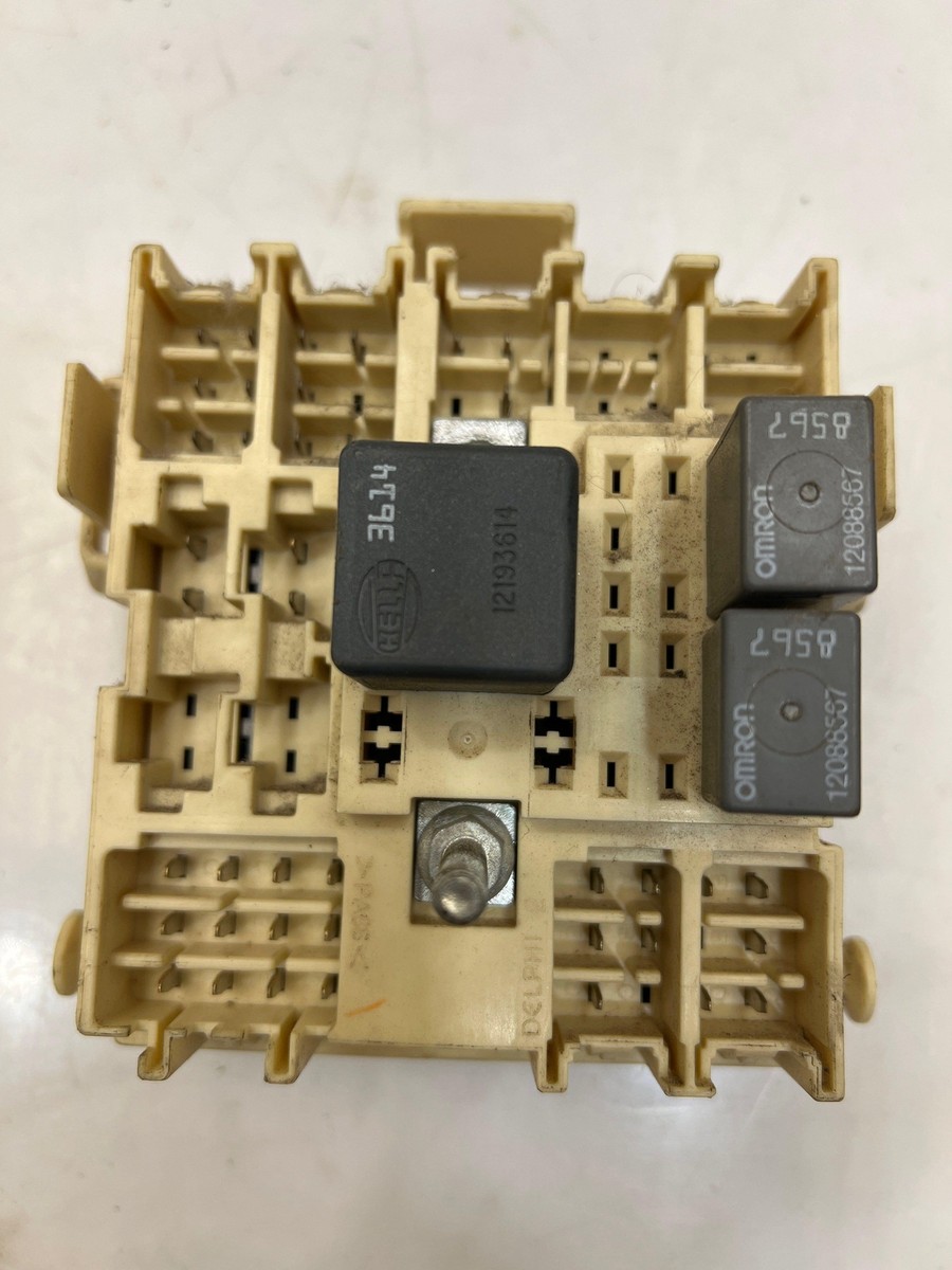 99 - 02 Chevy Silverado Sierra Cabin Fuse Box Junction Block 99 - 02 Chevy Silverado Sierra Cabin Fuse Box Junction Block