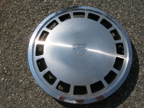 One factory original 1989 Renault Eagle Medallion 14 inch hubcap wheel cover - Picture 3 of 20