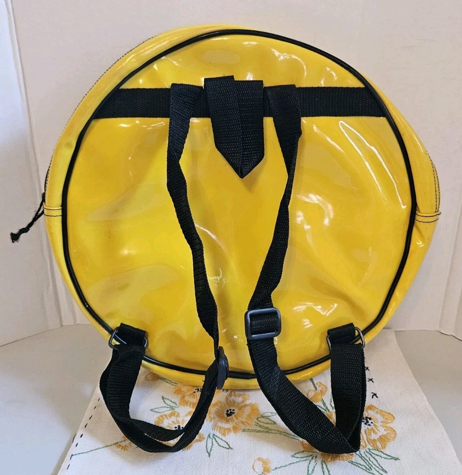 Mochila vintage década de 1990 redonda rosto sorridente amarela preta vinil Gur importações 13" redonda - Imagem 2 de 4