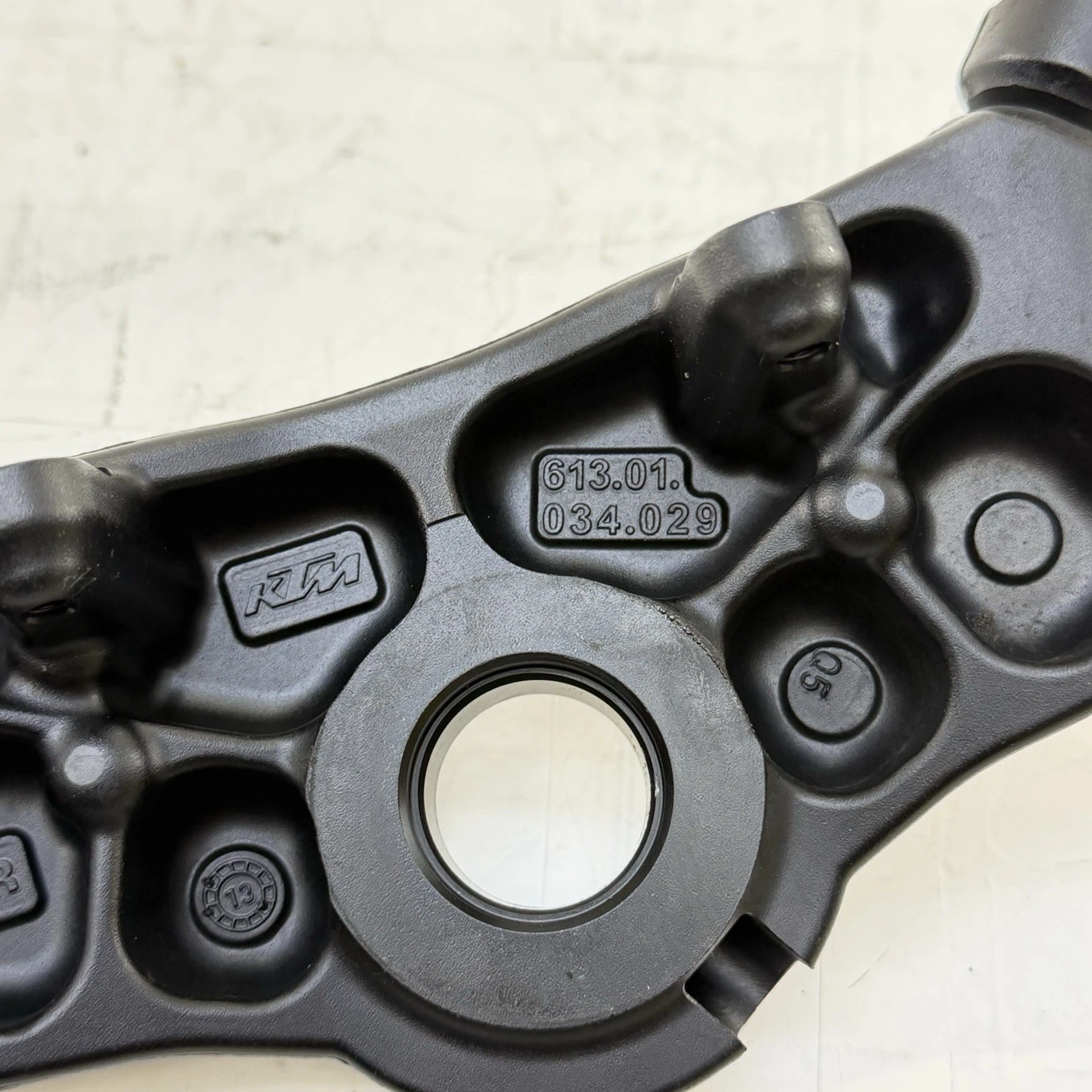 2014 - 2016 KTM 1290 SUPER DUKE R UPPER TRIPLE TREE FORK CLAMP IGNITION MOUNT