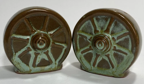 VTG FRANKOMA Pottery PRAIRIE GREEN WAGON WHEEL Salt & Pepper Shaker