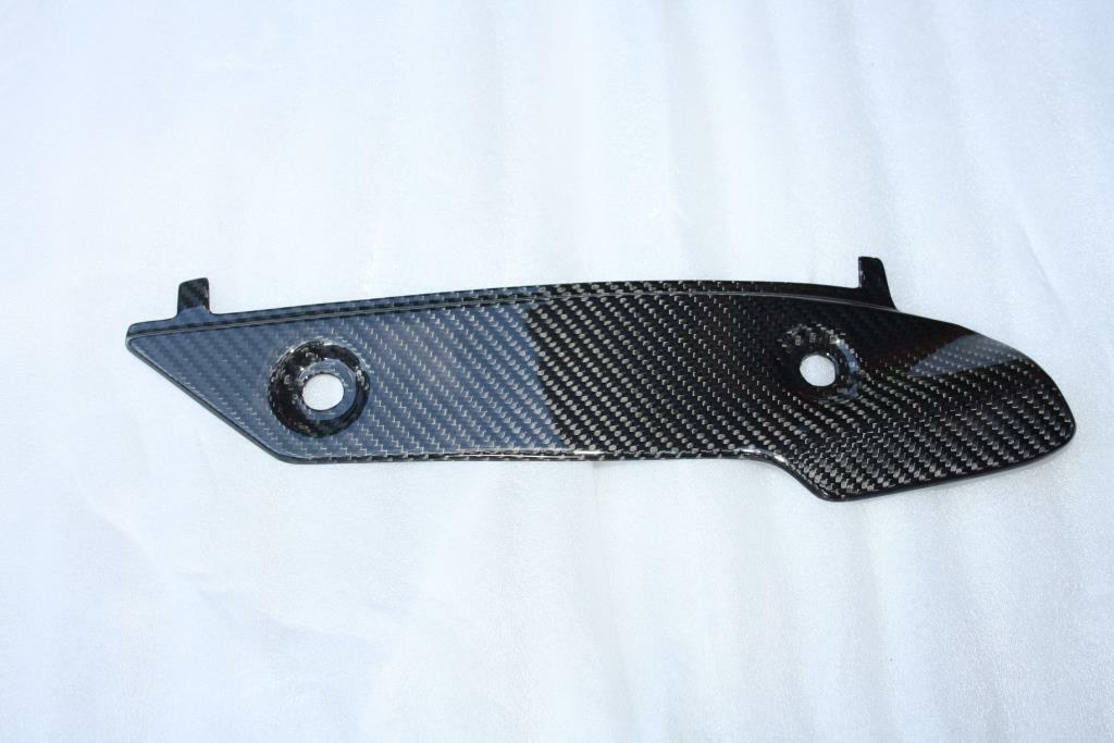 Protection echappement droit Yamaha R1M en carbone brillant de qualite premium