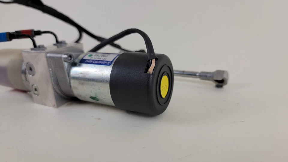 2007-2013 Mercedes-Benz W221 S550 Trunk Lid Locking Hydraulic Pull Down Pump OEM - Image 4 of 4