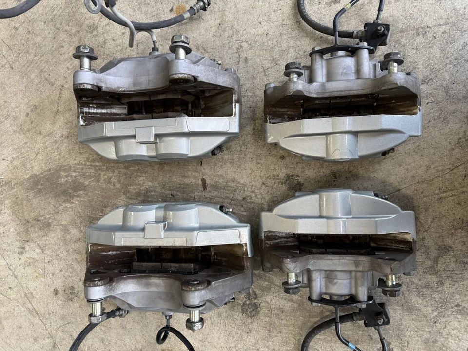 INFINITI M37 G37 Q50 Q60 Q70 JUEGO DE PINZAS DE FRENO DELANTERAS Y TRASERAS AKEBONO CONJUNTO OEM Foto 4 de 4