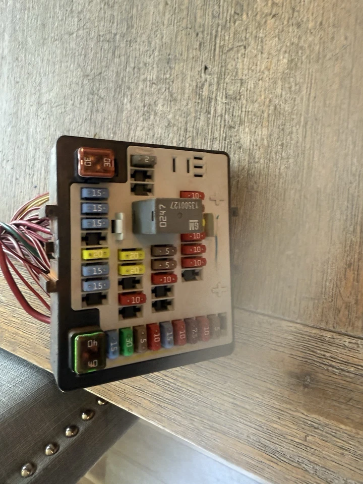 2010 - 2015 GMC TERRAIN EQUINOX Under Dash Cabin Fuse Relay Box Unit 13717824 - Image 4 of 4