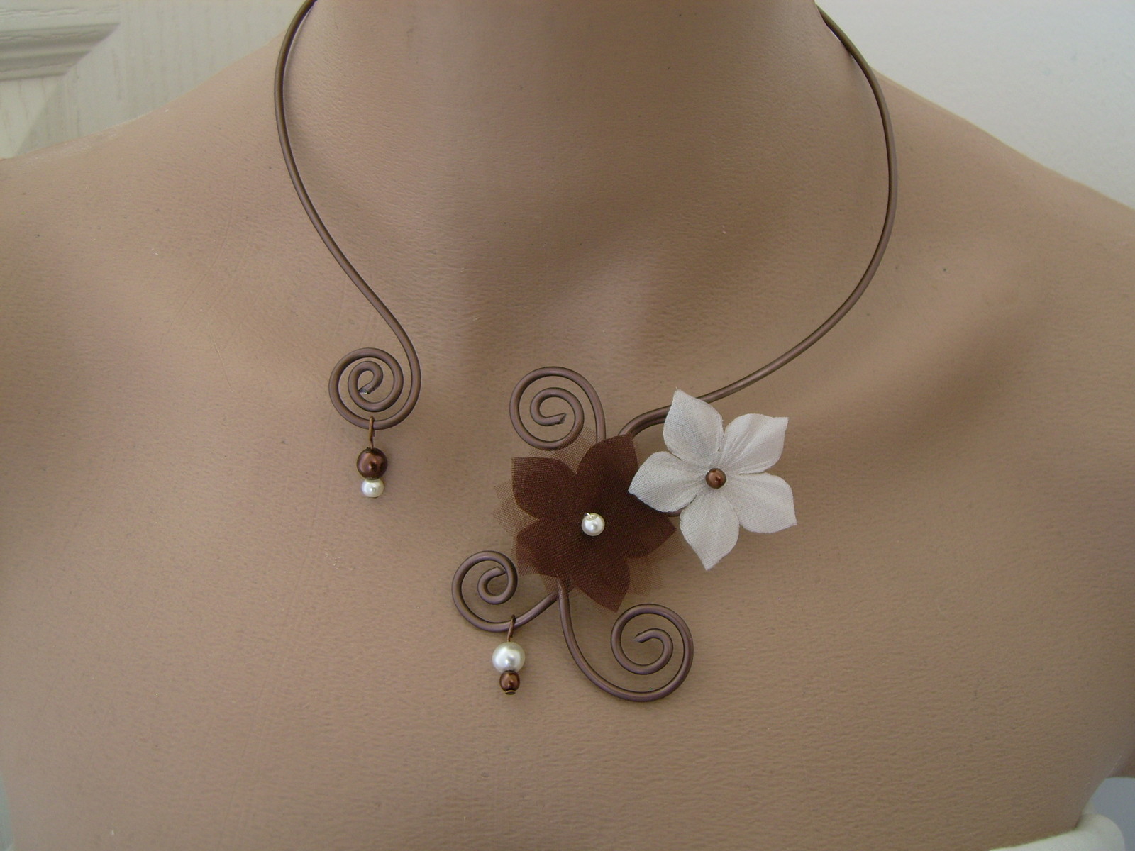 Collier blanc mariage et soirée avec fleur ivoire et chocolat pour femme