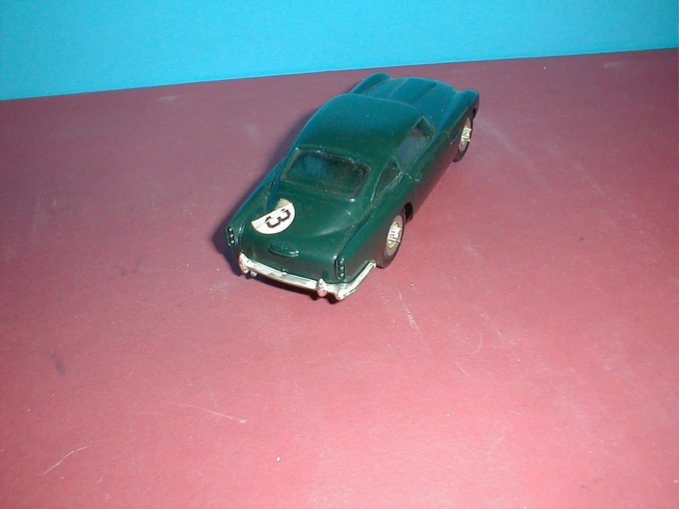 REVELL 1/32 VINTAGE VERDE OSCURO ASTON MARTIN PROBADO SLOT CAR TIENE PARACHOQUES ROTOS Foto 3 de 4
