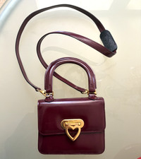 Borsa donna Moschino pelle bordeaux logo oro ferramenta pochette strutturata