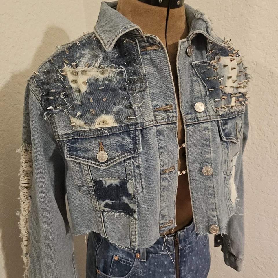 Jaqueta jeans cropped - Patchwork aparência única upcycled/reciclada - Imagem 2 de 4