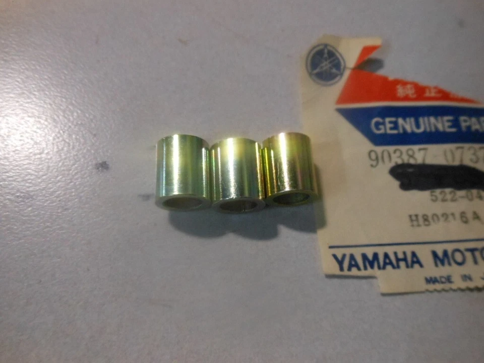 Collar de montaje para guardabarros Yamaha 74-75 RD200 72 XS2 74 YZ80 90387-07379 NUEVO DE STOCK cantidad 3 Foto 2 de 3