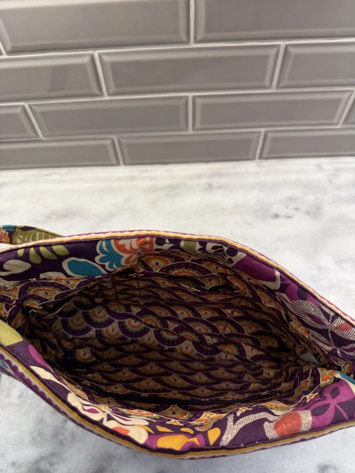 Cartera Vera Bradley, púrpura ciruela loca, asa de cuero púrpura y correa para el hombro Foto 3 de 4