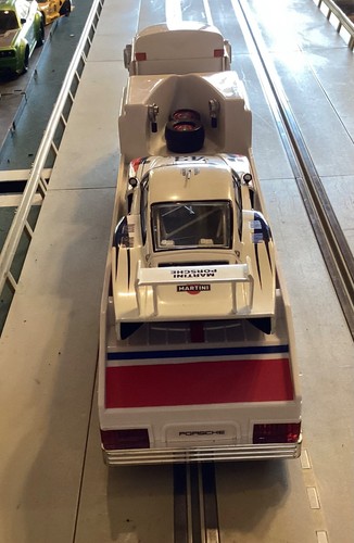 Transportador de coches de carreras a escala 1:32 personalizado y coches de slot Porsche 935 - Imagen 9 de 24