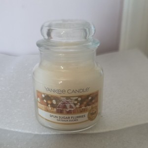 Yankee Candle Spun Sugar Flurries Jar Candle Holiday White Scented 104g