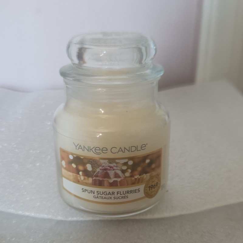 Yankee Candle Spun Sugar Flurries Jar Candle Holiday White Scented 104g