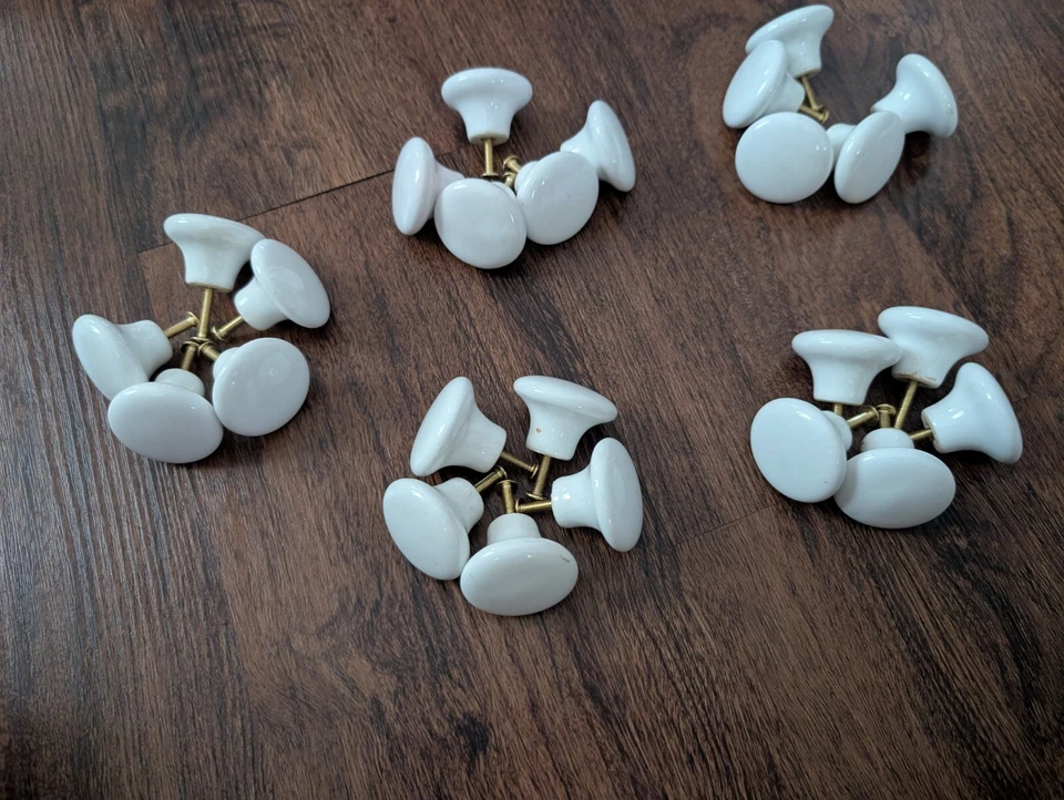 Juego de 30 perillas de cajón redondas de porcelana de 1 1/2" vintage sin marca con tornillos de 1" Foto 4 de 4