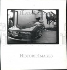 1989 Press Photo Football Player Tony Mandarich with his Burgundy Corvette