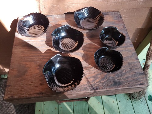 4- 6" Serving & 2 -4.5" Condiment MCM Arcoroc Black Glass Clam Shell Bowls - Picture 3 of 12
