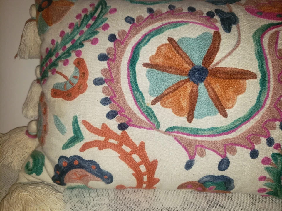 Almohada bordada Anthropologie Valeria Foto 4 de 4