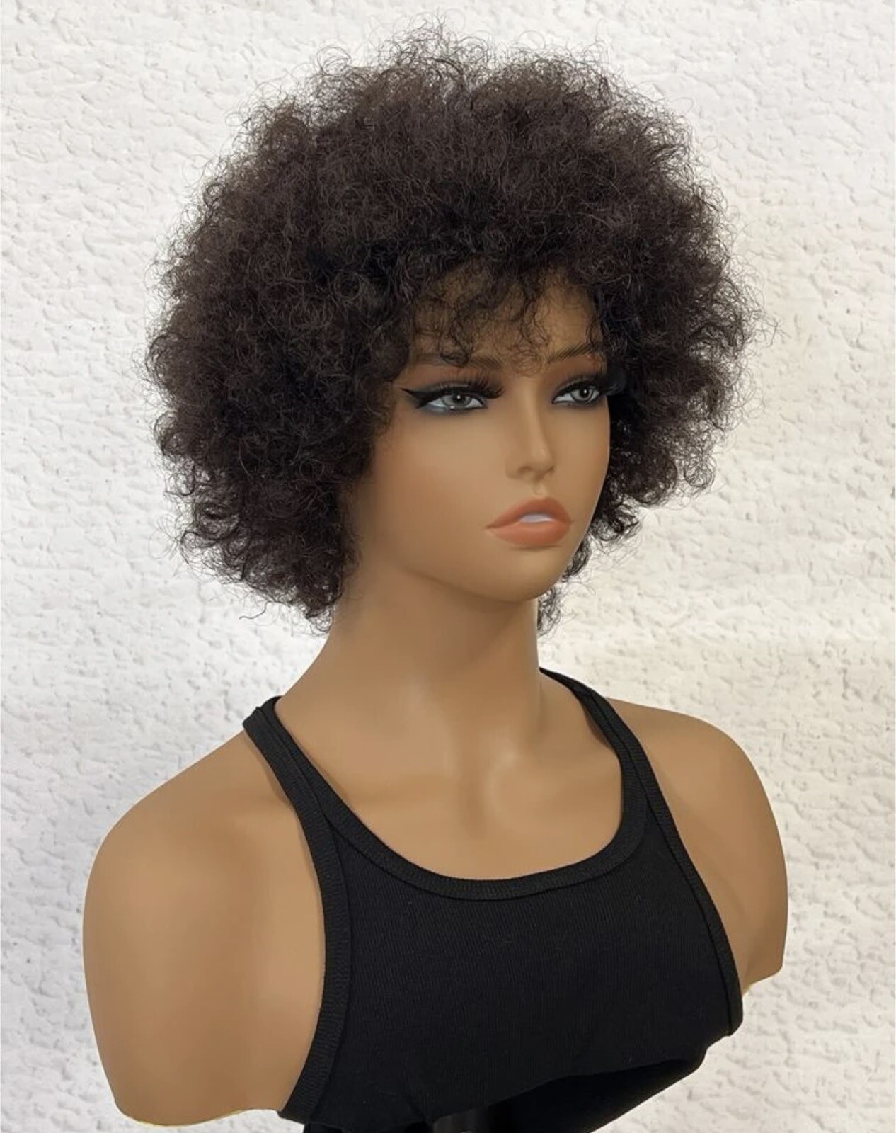 Perruque naturelle afro marron foncé : oubliez les coiffages longs avec ce wig court