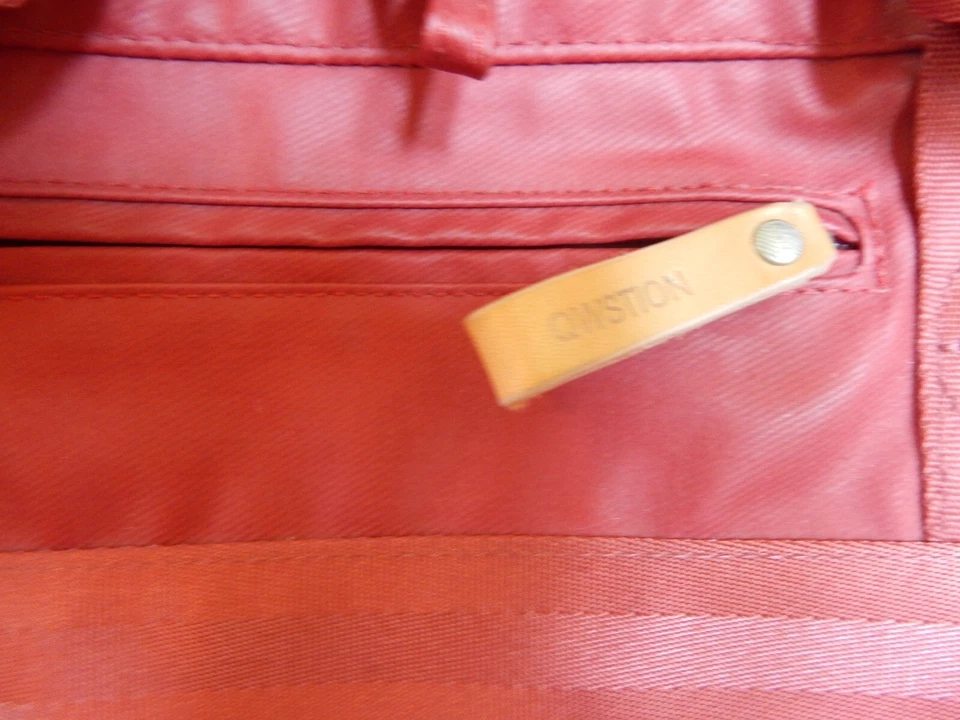 ¡Bolsa o mochila grande para computadora de viaje convertible roja QWSTION! Foto 3 de 4