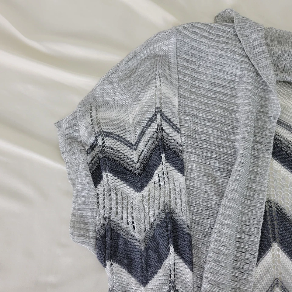 Body Central Cardigan 女式中号灰色开放式针织雪佛龙上衣短袖 — 第 4/4 张图片