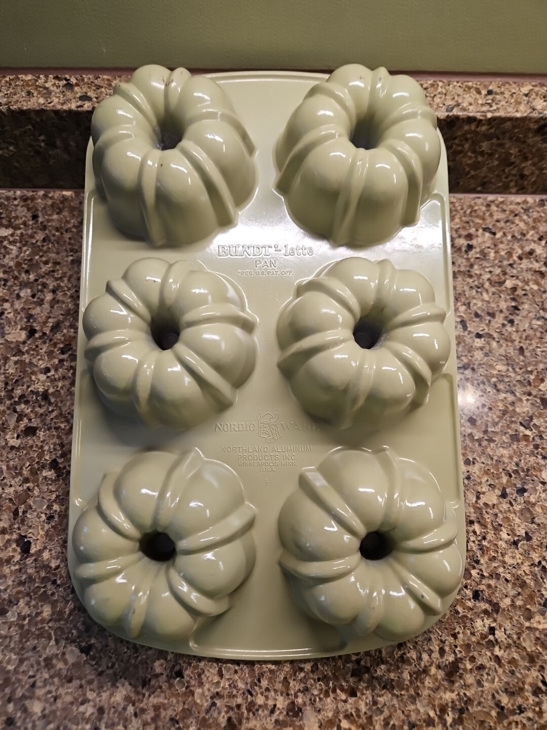 Nordic Ware Bundt-Lette 6 Mini Cake Pan Cast Aluminum Green White USA-Made