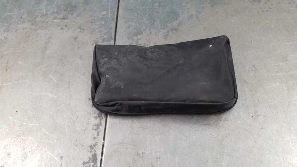 Mercedes Benz AMG E 63 2011 kit de primeros auxilios #6599 P4 Foto 4 de 4