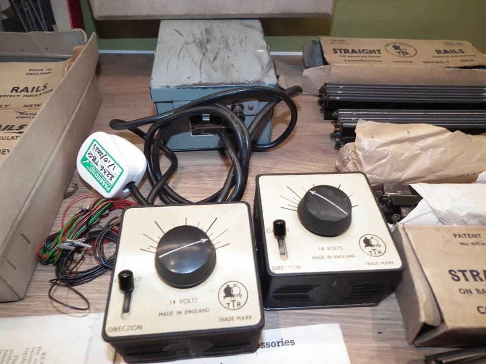 TRIX TTR TRACK SET & EXTRA TRACK TRANSFORMER & CONTROLLERS X 2 BOOKS OO GAUGE - Image 4 of 4