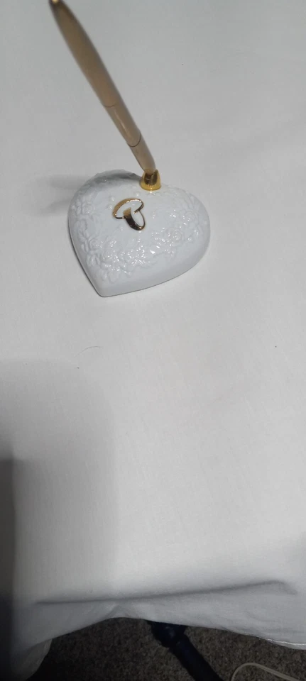 Bolígrafo y soporte para invitados de boda porcelana blanca con bolígrafo dorado y anillos de boda Foto 2 de 4