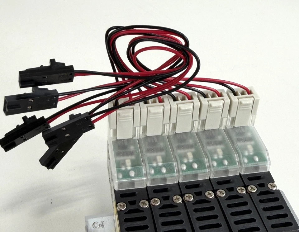 Conjunto de colector de válvula solenoide neumática CKD M3QRB110-D2H-5 - 5 estaciones Foto 3 de 4