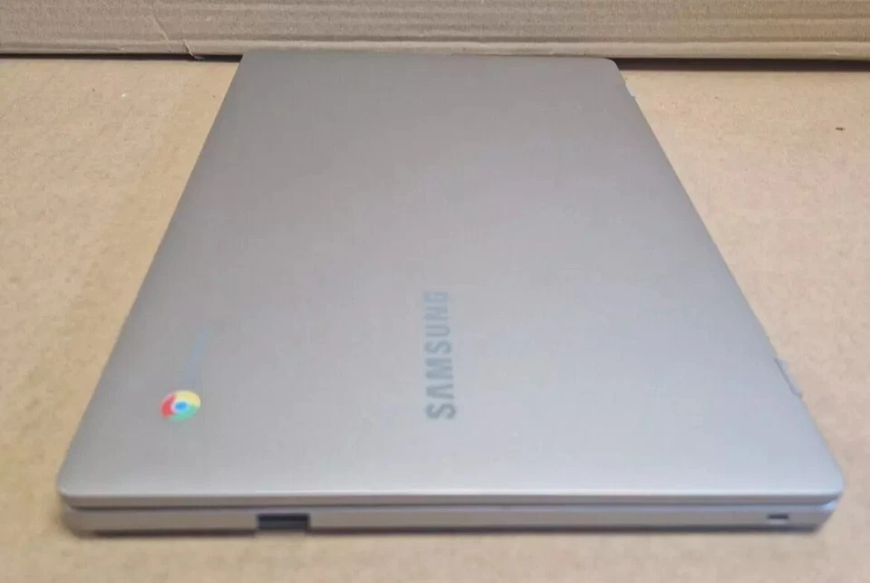 Samsung Chromebook 4 - 11,6 pollici - Celeron 4 GB 32 GB eMMC platino - grigio t - Immagine 3 di 3