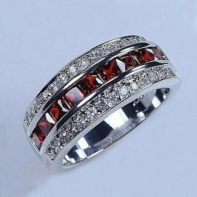 Anillo de boda de granate rojo creado corte princesa de 2,80 quilates para hombre acabado en oro blanco de 14 quilates Foto 2 de 3