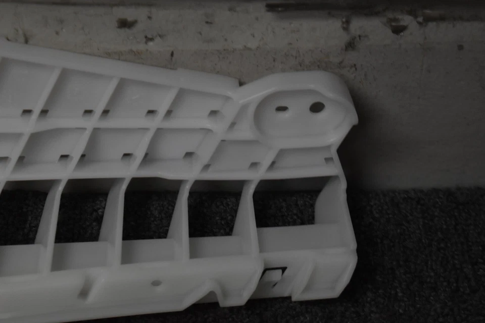 Infiniti Q60 2017-2020 rojo deportivo retenedor inferior izquierdo OEM de fábrica Foto 3 de 4