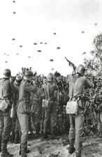 WW2 PICTURE PHOTO GERMAN SOLDIER FIRING PARATROOPS 6470
