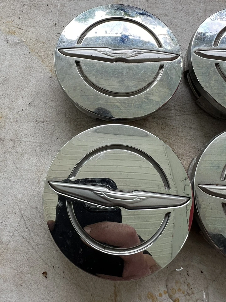 set of 4 bright chrome wheel center caps 2011-2023 CHRYSLER 1LB74TRMAB factory Foto 2 de 4