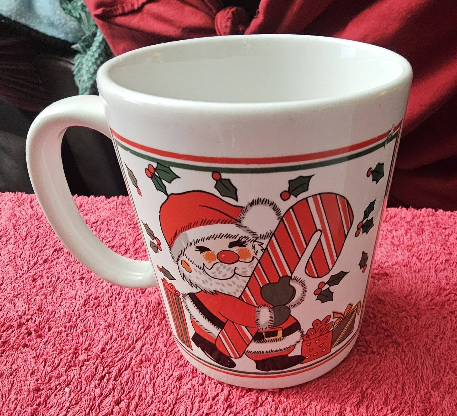 Christmas Coffee Mug - Santa Clause Holding a Candy Cane - New with no Box