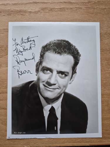 Foto firmada de Raymond Burr 8x10