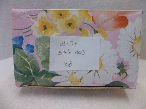 One (1) Porcelain Mardi Gras Mask - White/Yellow/Red 03x3 - Picture 5 of 10